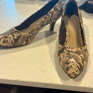 Clarks short heeled shoe, women’s size 11, snakeskin pattern, padded insoles.